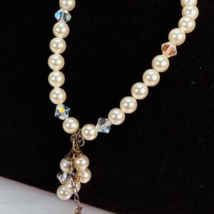 Gorgeous faux pearl reflective costume necklace